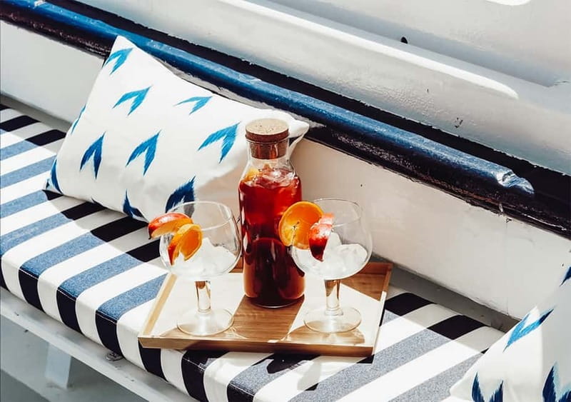 Mallorca: Palma Boat Tour & Snorkeling with Drink Included - Music, drinks, and the social side