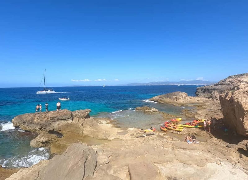 Mallorca: Sea Caves Kayaking Tour, Snorkeling & Snack - The guides and safety setup