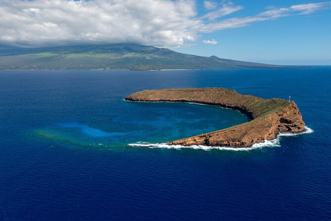 Maui: Molokini and Turtles Luxury Yacht Snorkel - Morning food before the first snorkel