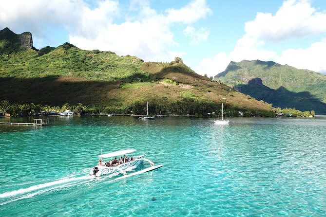 Moorea 6-Hour Snorkeling and Lunch Shared Tour - Cruising beneath Cook’s and Opunohu Bay