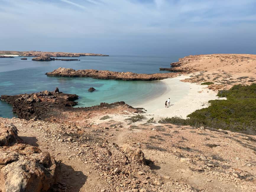 Muscat Oman: Snorkeling adventure to Daymaniyat Island - Lunch and refreshments on the boat