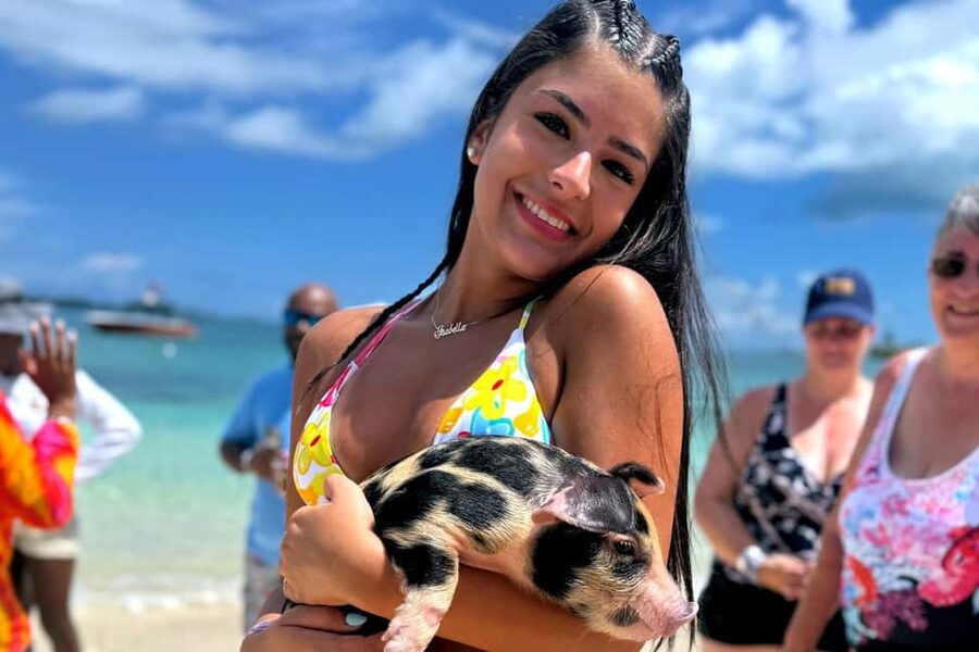 Nassau: Swimming Pigs, Snorkeling, Lunch, & Beach Boat Tour - Meeting the pigs near Athol Island