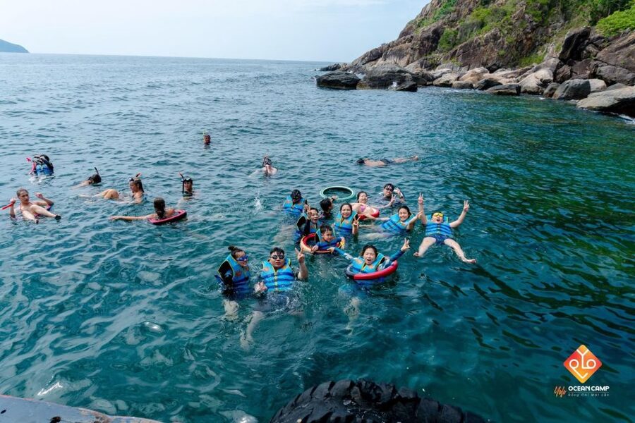 Nha Trang: Coral Reef Snorkeling and Floating Bar Party - Con Sẻ Tre Tourist Village and the seafood lunch