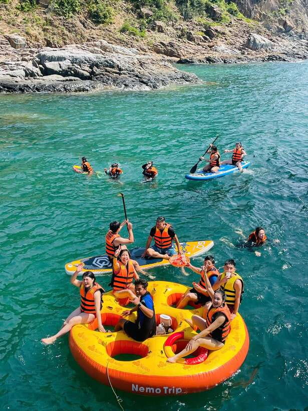Nha Trang: Hopping Tour, Snorkeling, Boat Party, & BBQ Lunch - Lunch at a floating restaurant