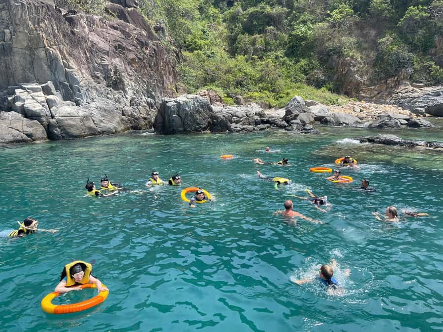 Nha Trang: Snorkeling Tour with BBQ Lunch at Coral Reef - The midmorning break with tea, fruit, and Vietnamese cake