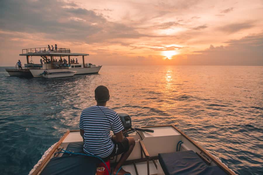 Nusa Lembongan: 4-in-1 Half-Day Catamaran Snorkeling Cruise - The floating beach club stop