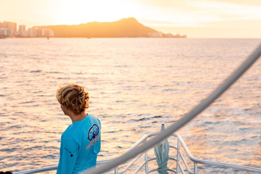 Oahu: Waikiki Turtle Canyons Cruise and Snorkel Excursion - Crowds, waves, and seasickness