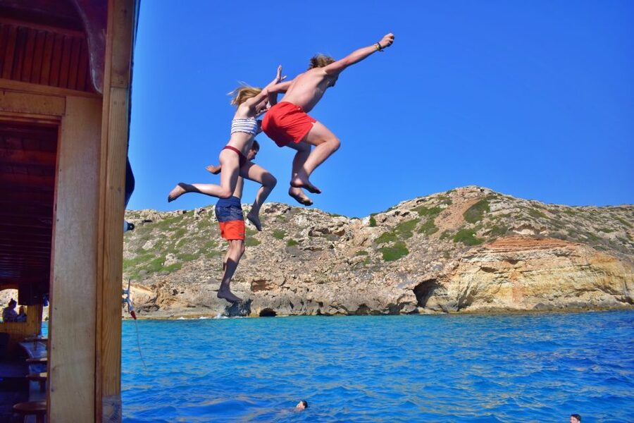 Palma de Mallorca: Palma Bay Boat Tour with Snorkeling - Music, dancing, and the social mood