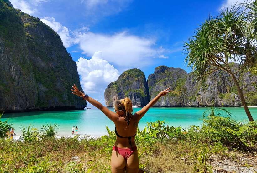 Phi Phi: Half-Day Tour with Maya Bay, Pileh Lagoon & Snorkel - Guides, safety, and comfort on the water