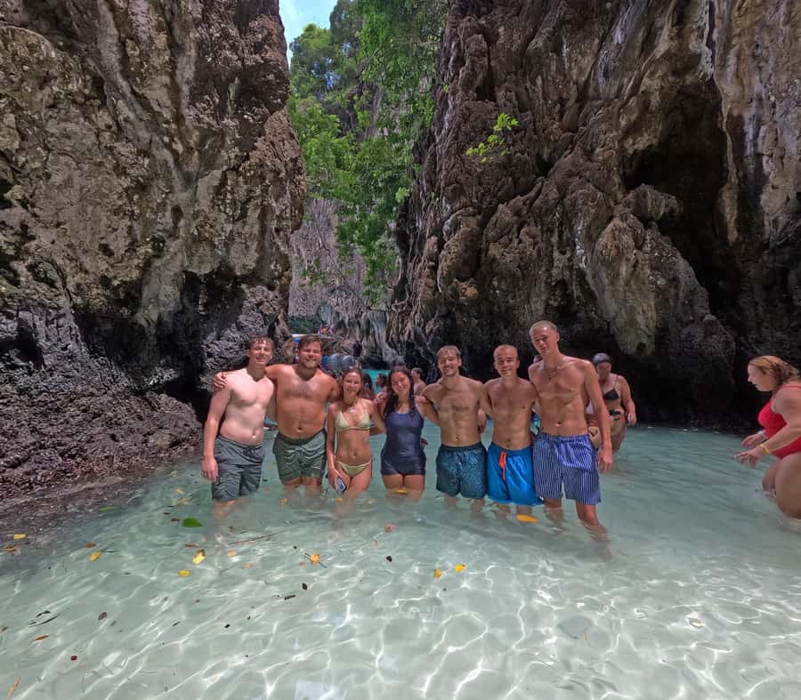 Phi Phi: Pirate Boat with Snorkeling, Kayaking, and Party - Ko Phi Phi Le and Palong Bay