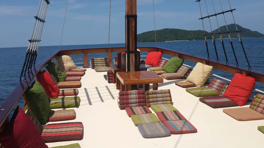 Phuket: Escape the crowds on relaxing boat (Snorkelling) - Lunch and downtime near Nui Beach