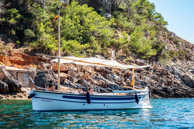 Private 4-hour Mediterranean Boat Tour in Ibiza with Snorkeling - What fits on the boat for up to nine people