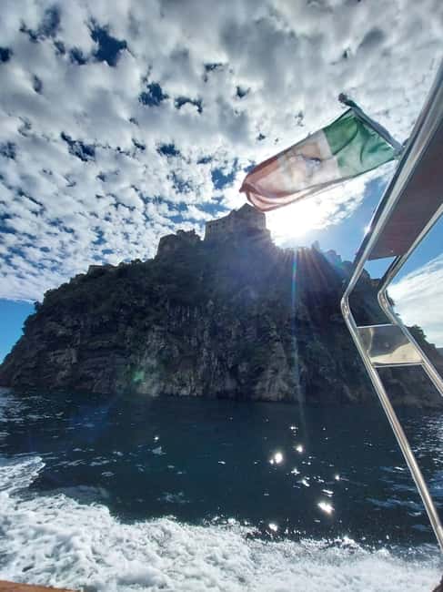 Procida: Sea View Boat Tour with Snorkeling - A guide who adjusts to the group