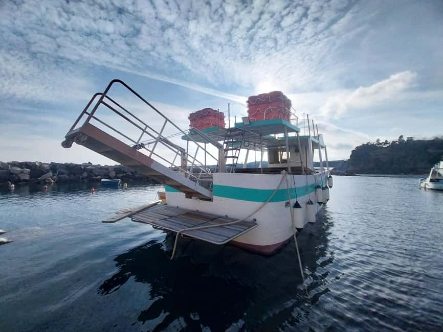 Procida: Sea View Boat Tour with Snorkeling - Swimming and snorkeling in clear water