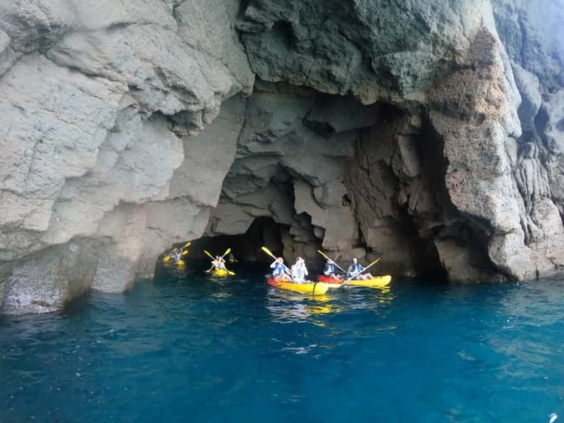 Puerto Mogán: Guided Adventure Kayak Tour in Caves & Snorkel - The beach start and the first paddle lesson