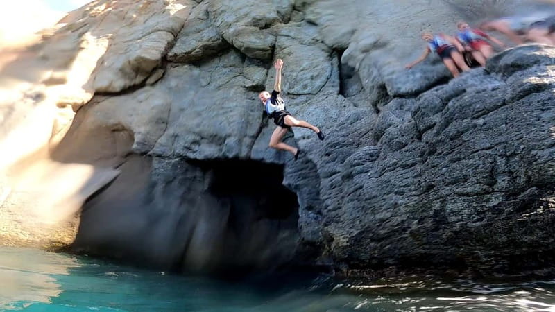 Puerto Mogán: Guided Adventure Kayak Tour in Caves & Snorkel - Cliff jumps for the willing
