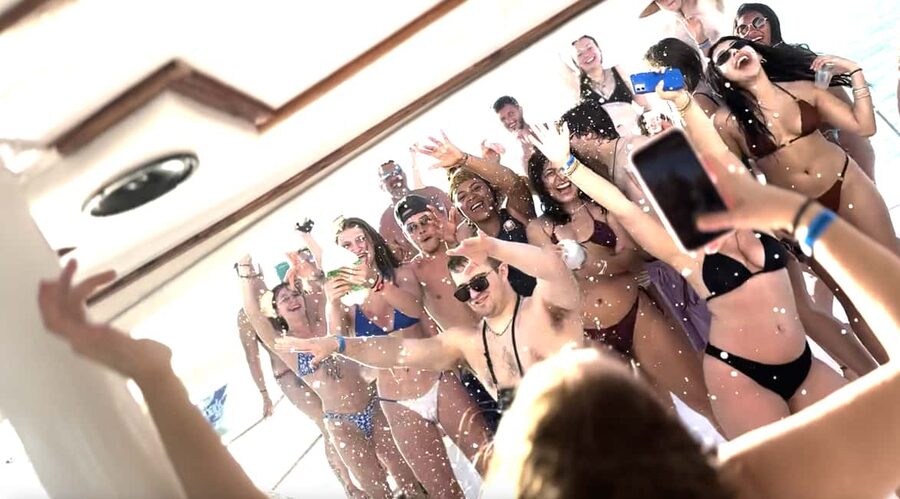 Punta Cana: Booze Cruise with Snorkel and Natural Pool Stop - Drinks, snacks, music, and the crew