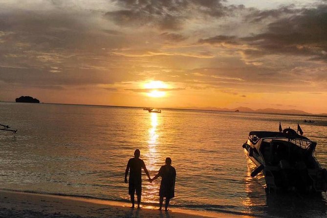 Railay and 4-Island Sunset Speedboat Cruise with Night Snorkel - Tup Island and the sandbanks shaped by the tide
