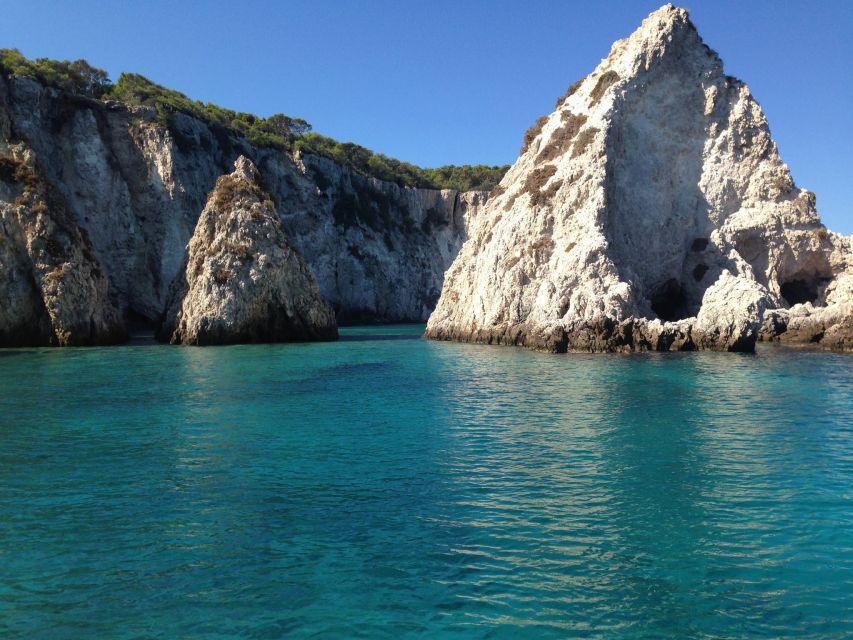 San Domino, Tremiti: guided snorkeling tour - The dinghy ride is part of the experience
