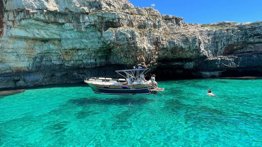 Santa Maria di Leuca : Tour in barca ,grotte e snorkeling - The boat, group size, and guide