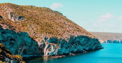 Sesimbra: Arrábida Beaches & Caves Boat Tour with Snorkeling