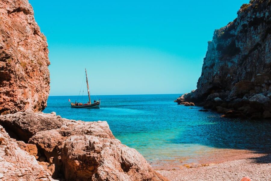 Sesimbra: Arrábida Beaches & Caves Boat Tour with Snorkeling - Caves and Cabo Espichel views