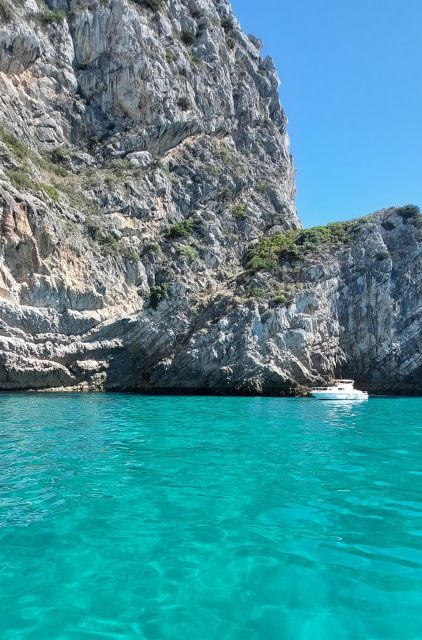 Sesimbra: Secret Bays and Beaches Boat Tour with Snorkeling - Cova offers the first look beneath the surface