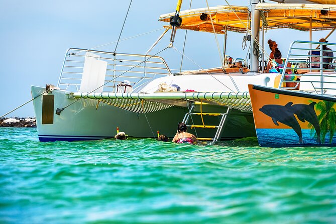 Snorkel & Dolphin Sightseeing Tour Aboard the Footloose - How crowded will it feel?