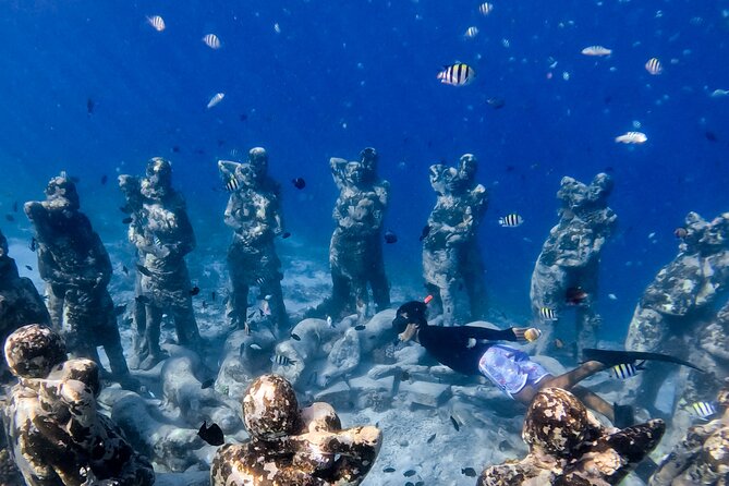 Snorkeling with turtle and statue in Gilis - The glass-bottom boat and the ride between islands