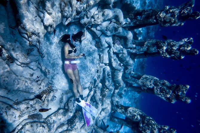 Snorkeling with turtle and statue in Gilis - What the $55 price really buys you