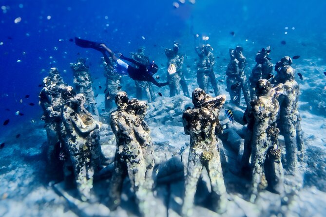 Snorkeling with turtle and statue in Gilis - Meeting the crew on Jalan Pantai Gili Trawangan