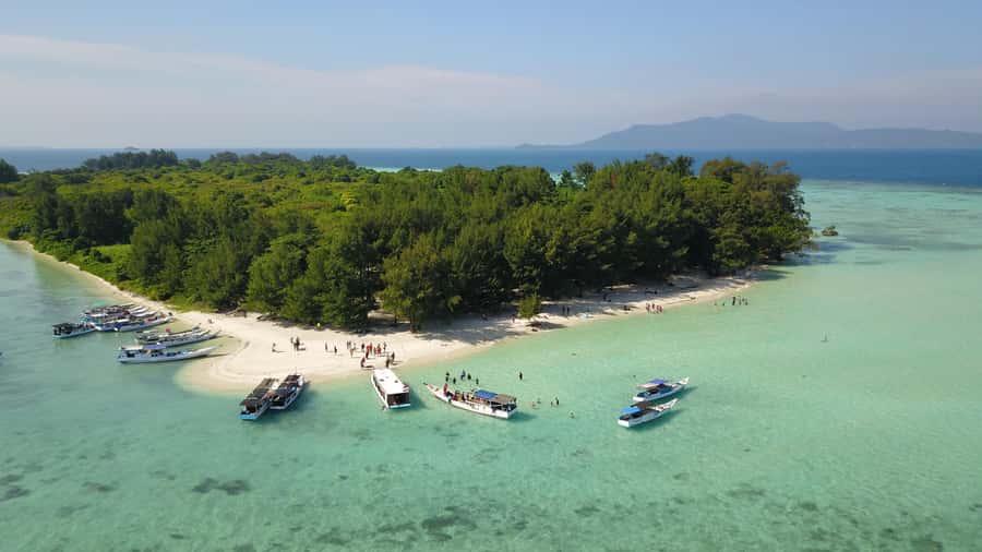 Snorkelling & islandhopping tour Karimunjawa (sharing tour) - Meeting the boat near Alun Alun