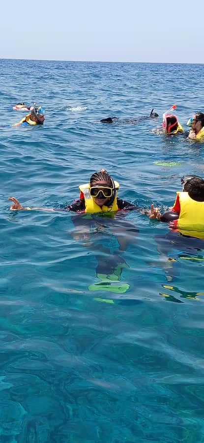 Snorkelling trip with certificate local guide - How the guide helps nervous swimmers