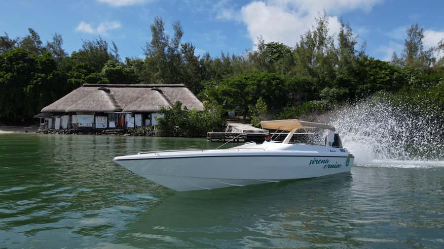Trou d'Eau Douce: 5 Islands Tour with Snorkeling and BBQ - Île aux Cerfs, the first proper stop