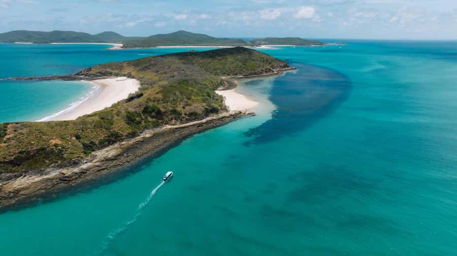 Yeppoon: Great Keppel Island Fast Boat Snorkel & Lunch Tour - Reading the Keppel Islands from the water