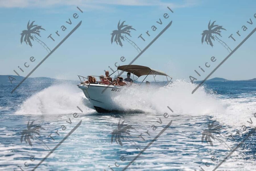 Zadar: 3 Island Speedboat Tour with Wine and Snorkeling - The guides make a real difference