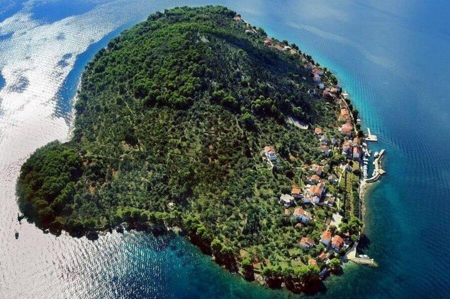Zadar: 3 Islands SpeedBoat Tour with Snorkeling and Drinks - Stop two: quiet Ošljak and its old Dalmatian houses
